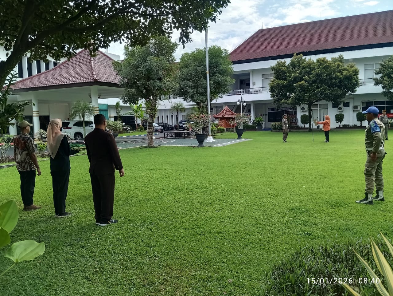 PETUGAS UPACARA DISKOPINDAG LAKSANAKAN LATIHAN BERSAMA SATPOL PP DI HALAMAN PEMKAB LUMAJANG
