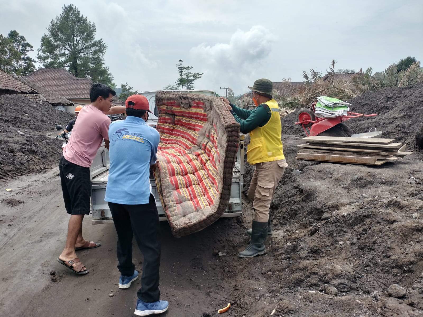 DISKOPINDAG IKUT SERTA DALAM KERJA BHAKTI PEMBERSIHAN FASILITAS UMUM PASCA ERUPS