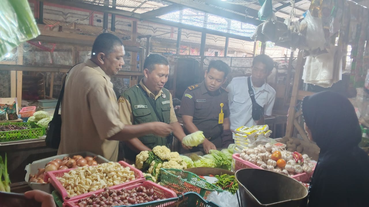 PEMANTAUAN HARGA PASAR OLEH TIM KEJAKSAAN NEGERI LUMAJANG BERSAMA DISKOPINDAG