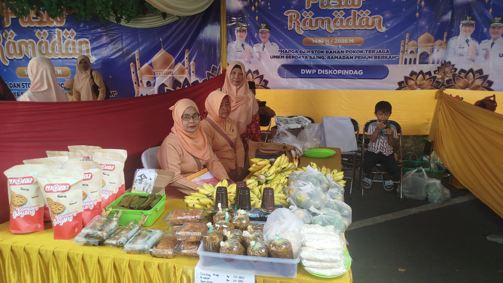 STAND DWP DISKOPINDAG DI PASAR RAMADAN DIJAGA PERWAKILAN PASAR RANUYOSO DAN DWP KANTOR