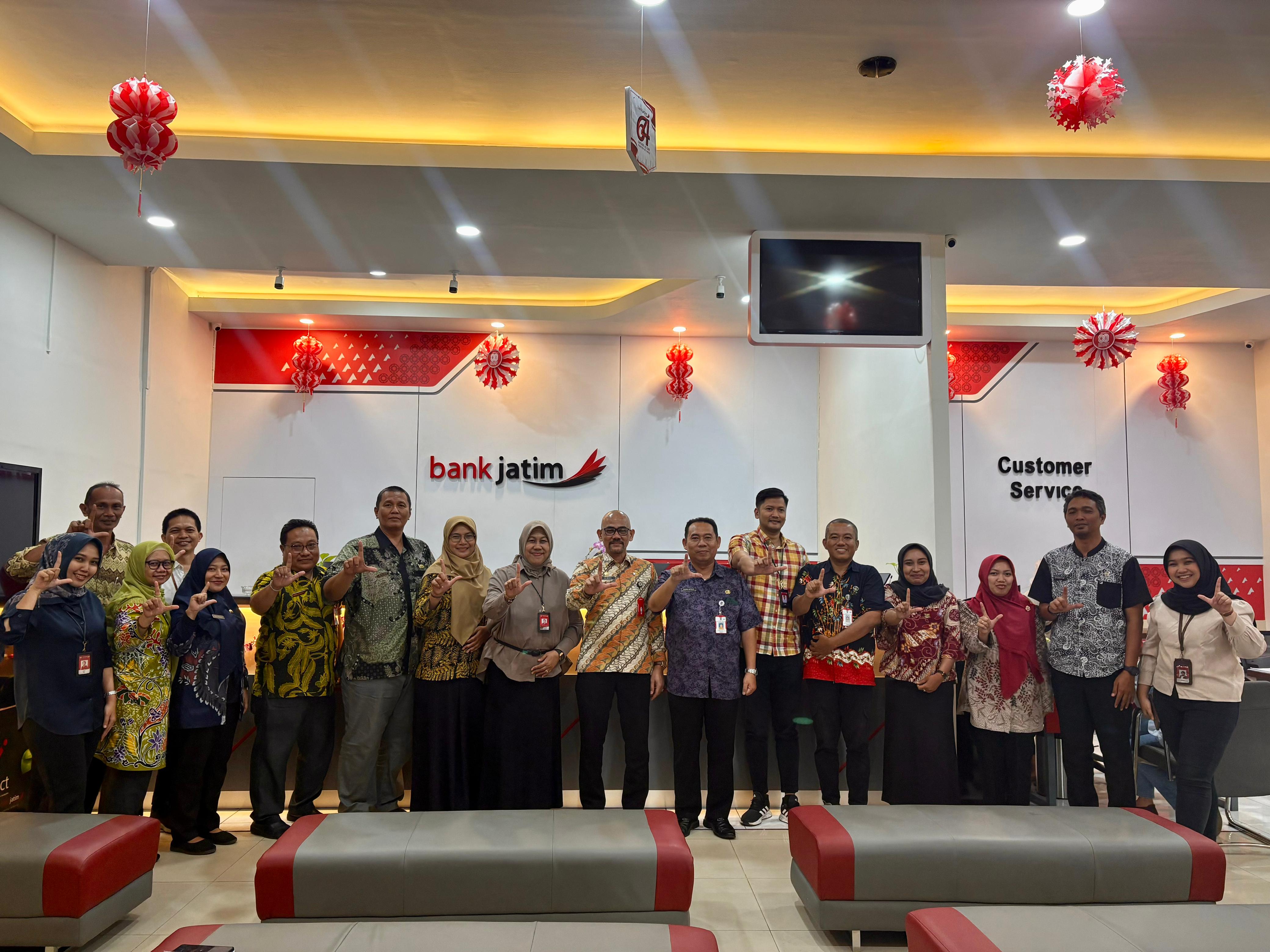 SINERGI DISKOPINDAG DAN BANK JATIM LUMAJANG UNTUK PERMODALAN KOPDES/KEL MERAH PUTIH